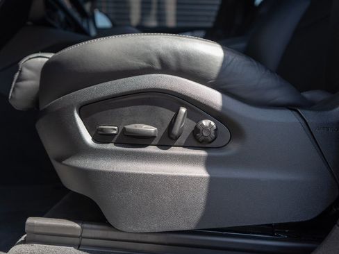 Certified 2025 Porsche Cayenne Coupe image 25