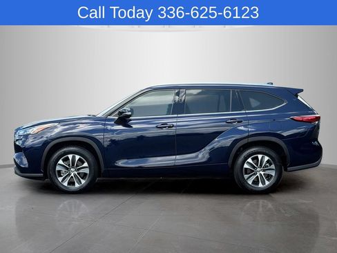 Used 2020 Toyota Highlander XLE FWD image 2