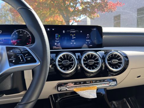 Certified 2025 Mercedes-Benz CLA 250 4MATIC image 31