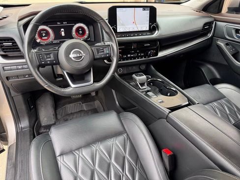 Used 2023 Nissan Rogue Platinum w/ Platinum Premium Package image 2