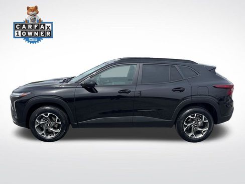 Used 2025 Chevrolet Trax LT w/ LT Convenience Package FWD image 2