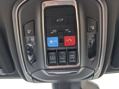 Used 2025 Jeep Grand Cherokee L Limited w/ Luxury Tech Group II AWD/4WD image 32