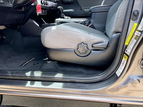 Used 2017 Toyota Tacoma SR5 w/ Tow Package RWD image 36