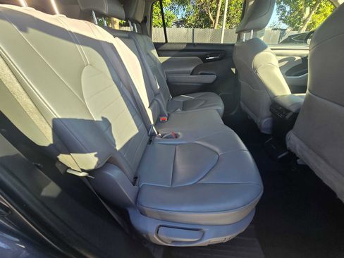 Used 2022 Toyota Highlander XLE image 14