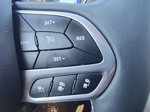 Used 2023 Chrysler Pacifica Touring-L image 11