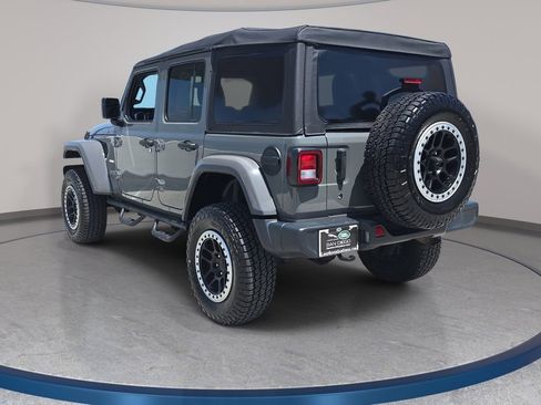 Used 2018 Jeep Wrangler Unlimited Sahara AWD/4WD image 8