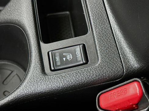 Used 2018 Nissan Rogue SV image 25