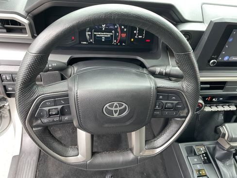 Certified 2025 Toyota Tacoma SR5 AWD/4WD image 17