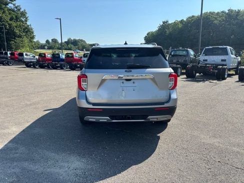 Used 2023 Ford Explorer XLT w/ Equipment Group 202A AWD/4WD image 4