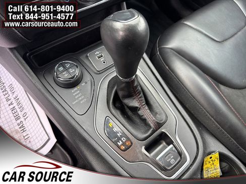 Used 2019 Jeep Cherokee Trailhawk image 16