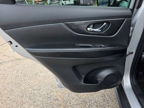 Used 2017 Nissan Rogue SV AWD/4WD image 16