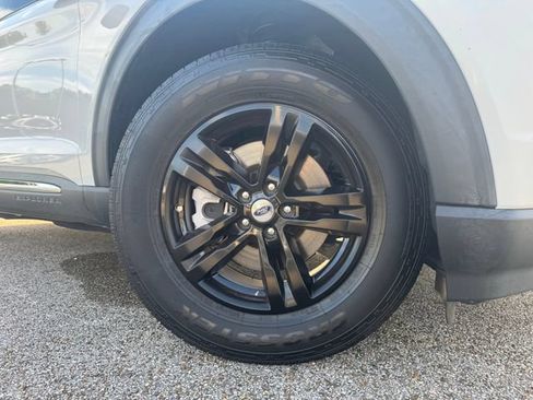 Used 2021 Ford Explorer XLT RWD image 2