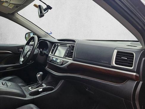 Used 2014 Toyota Highlander Limited image 16