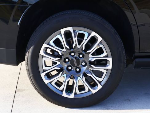 Used 2024 GMC Yukon Denali Ultimate AWD/4WD image 9