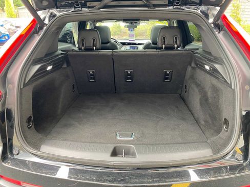 Used 2023 Cadillac XT4 Luxury w/ Cold Weather Package FWD image 34