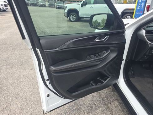 Used 2023 Jeep Grand Cherokee Laredo w/ Luxury Tech Group I RWD image 11