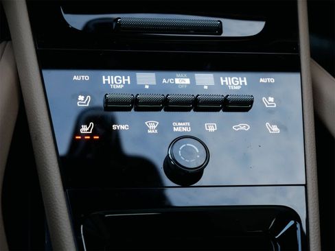 Used 2025 Porsche Cayenne image 25