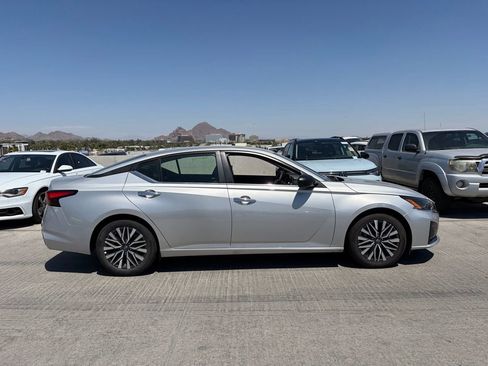 Used 2025 Nissan Altima 2.5 SV FWD image 3