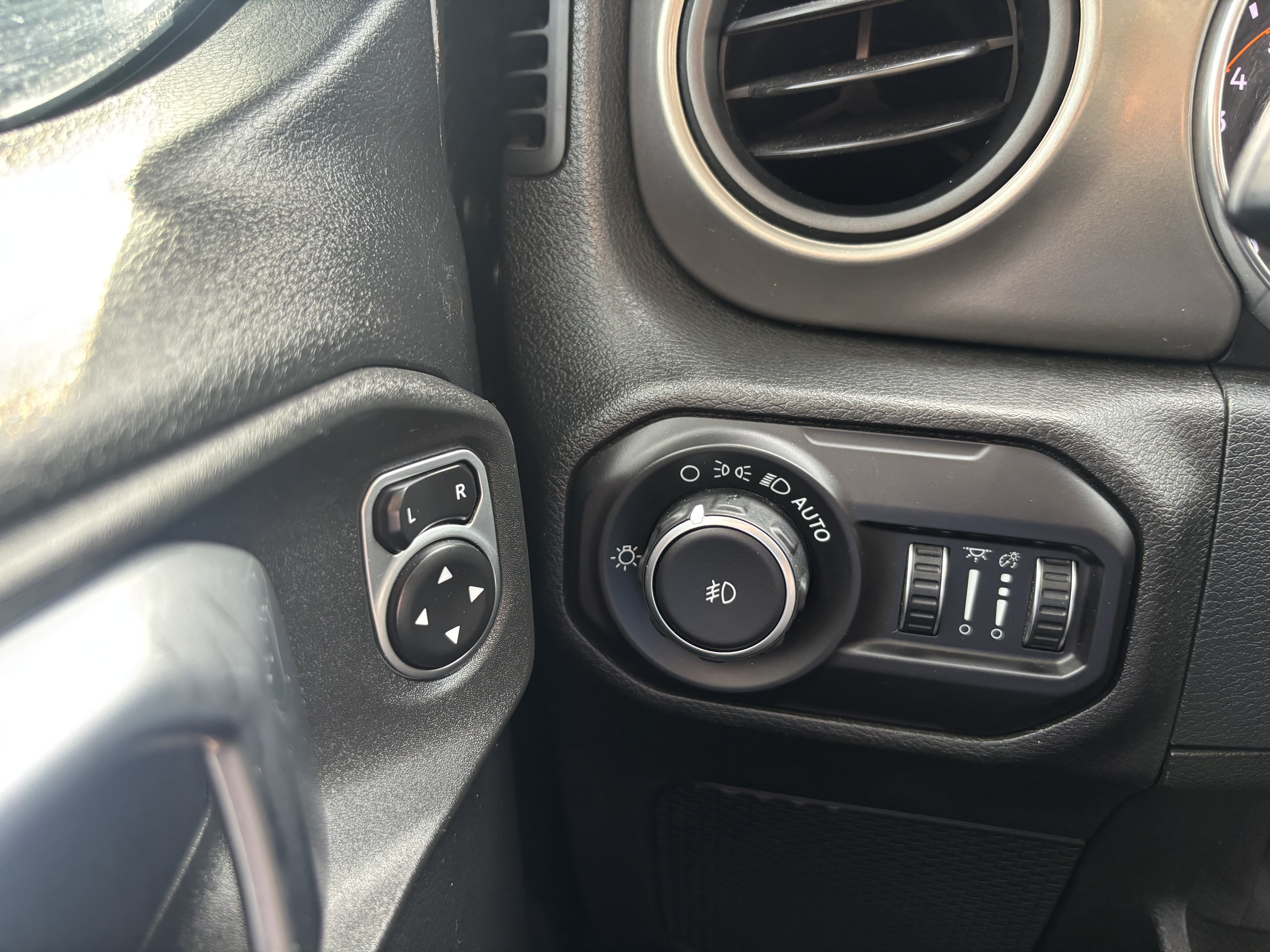 Used 2018 Jeep Wrangler Unlimited Sport S AWD/4WD image 23