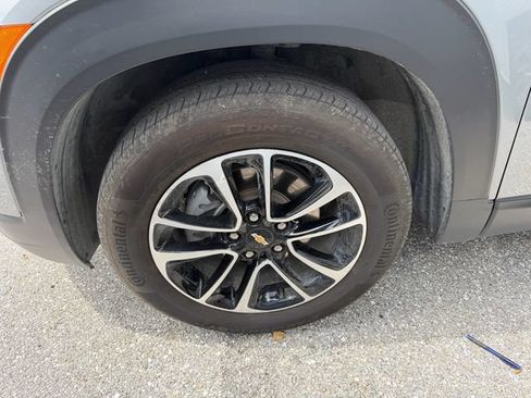 Used 2025 Chevrolet TrailBlazer LT FWD image 3