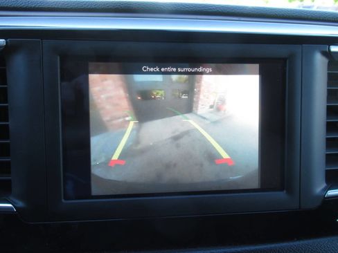 Used 2020 Chrysler Voyager LX image 27