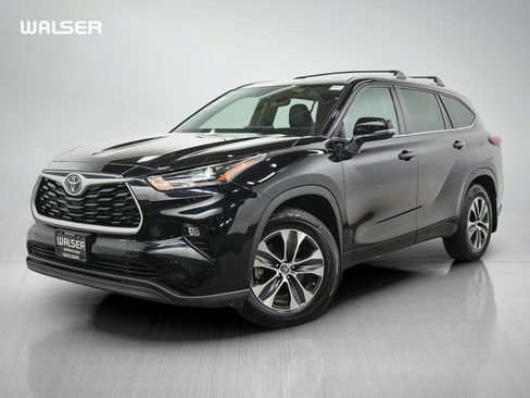 Used 2022 Toyota Highlander XLE AWD/4WD image 1