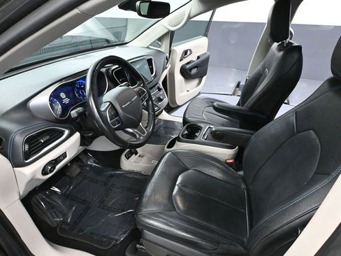 Used 2021 Chrysler Pacifica Touring-L image 22