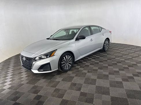 Used 2024 Nissan Altima 2.5 SV FWD image 3