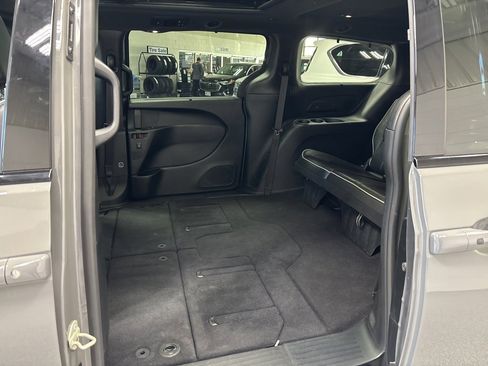 Used 2025 Chrysler Pacifica Limited image 40