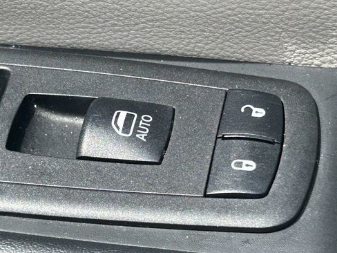 Used 2023 Chrysler Pacifica Touring-L FWD image 34