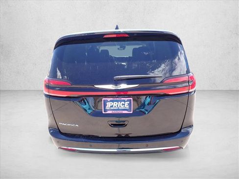 Used 2024 Chrysler Pacifica Touring-L FWD image 3