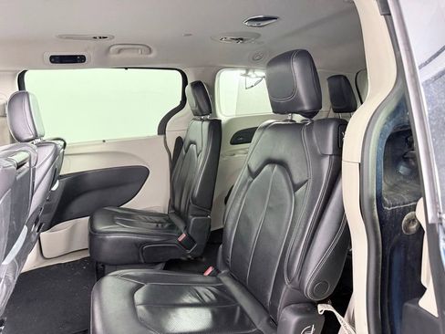 Used 2022 Chrysler Pacifica Touring-L w/ Uconnect Theater Family Group image 21
