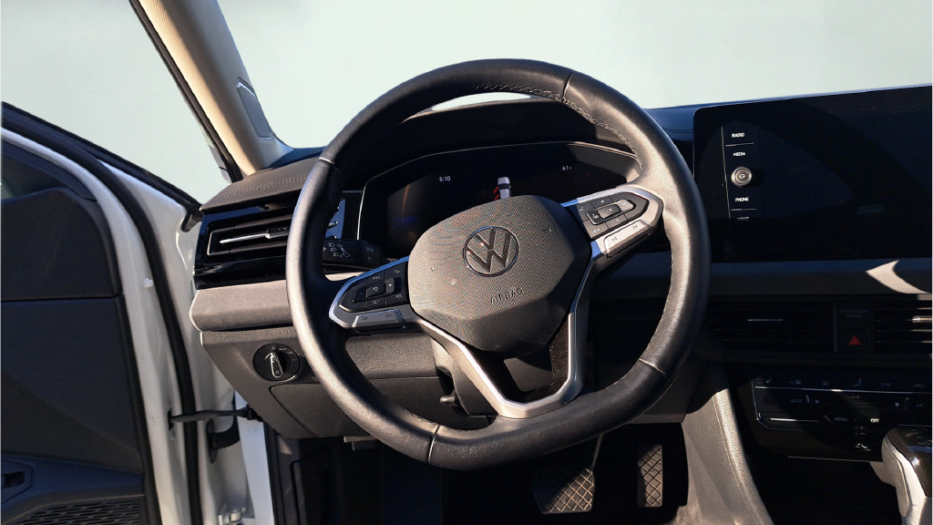 Used 2025 Volkswagen Jetta SE FWD image 19
