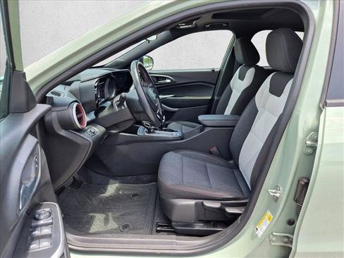 Used 2024 Chevrolet Trax RS w/ Sunroof Package FWD image 17