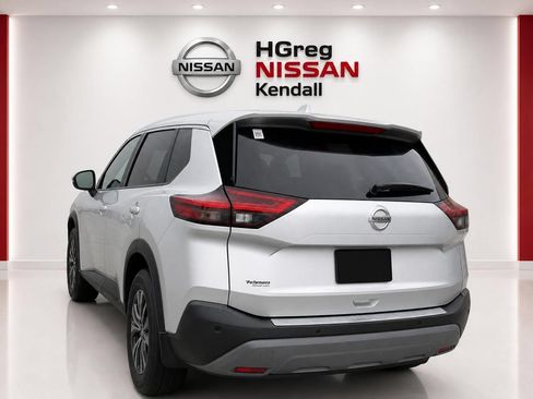 Used 2021 Nissan Rogue SV FWD image 2