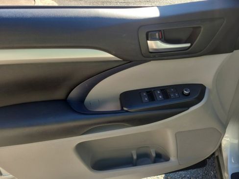 Used 2019 Toyota Highlander XLE image 23
