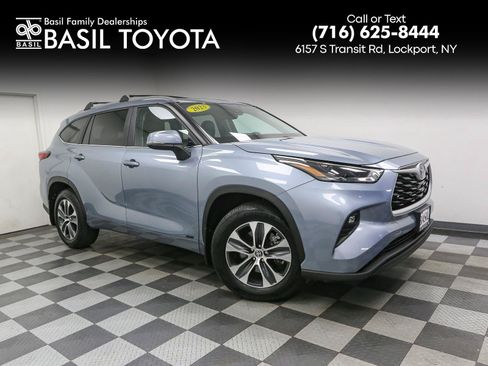 Used 2023 Toyota Highlander XLE AWD/4WD image 1