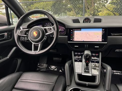 Used 2023 Porsche Cayenne AWD/4WD image 18
