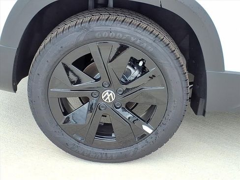 New 2026 Volkswagen Taos SE FWD image 5