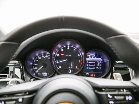 Certified 2026 Porsche Macan AWD/4WD image 28