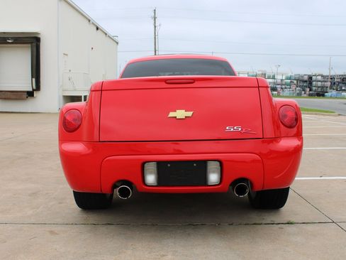 Used 2004 Chevrolet SSR w/ Preferred Equipment Group RWD image 8