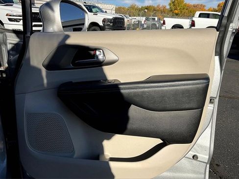 Used 2021 Chrysler Pacifica Touring-L image 19