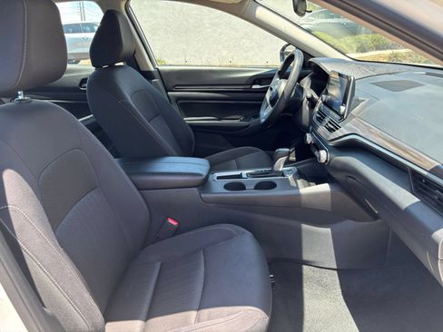 Used 2025 Nissan Altima 2.5 SV FWD image 35