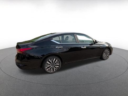 Used 2025 Nissan Altima 2.5 SV FWD image 14