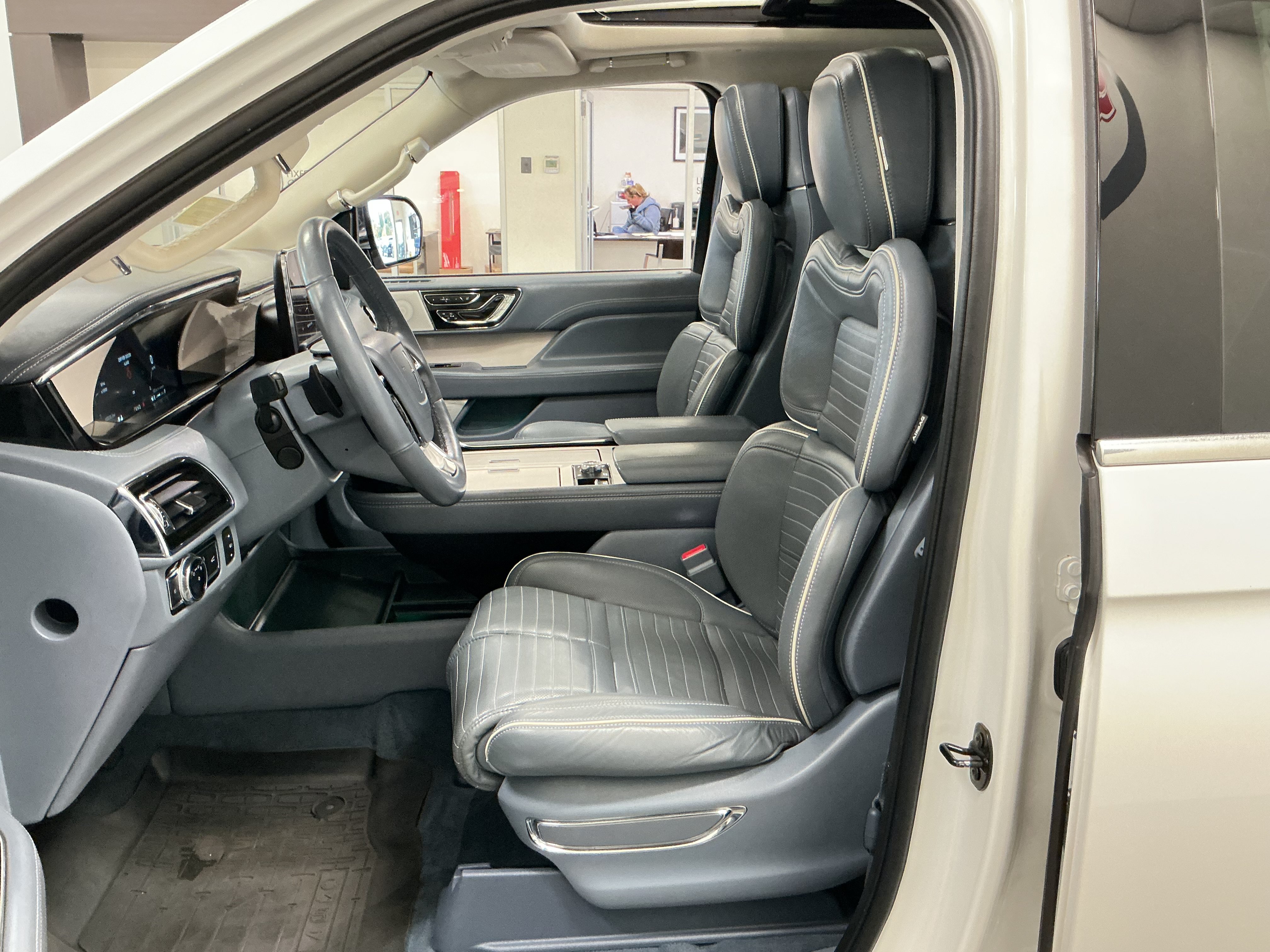 Used 2020 Lincoln Navigator Black Label w/ Cargo Convenience Package AWD/4WD image 18
