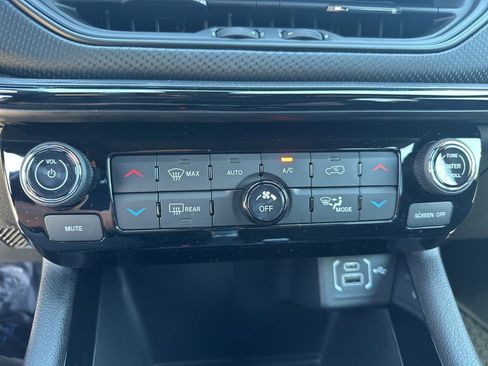 New 2025 Jeep Compass Latitude w/ Sun & Sound Group AWD/4WD image 19