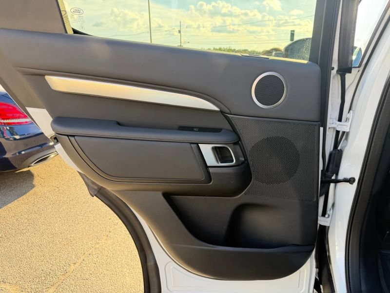 Used 2020 Land Rover Discovery Landmark AWD/4WD image 15