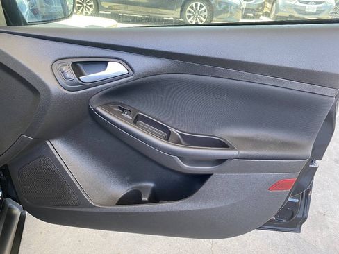 Used 2018 Ford Focus SE w/ SE Appearance Package FWD image 28