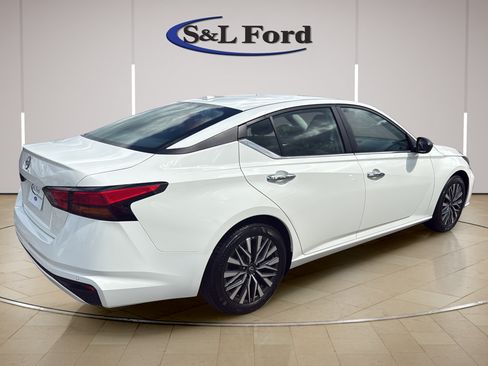 Used 2025 Nissan Altima 2.5 SV FWD image 8