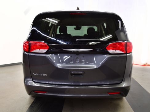 Used 2023 Chrysler Voyager LX image 6